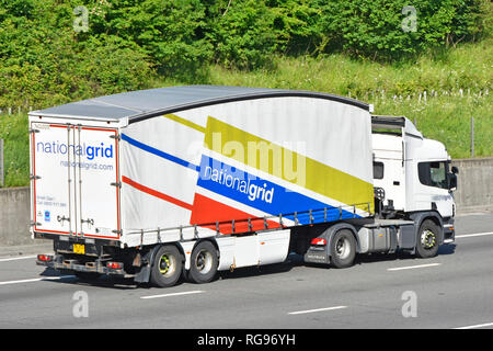 Et côté vue arrière de camion camion poids lourds National Grid et des graphiques en couleurs sur le côté de l'aérodynamique sur remorque articulée en forme d'autoroute Essex England UK Banque D'Images