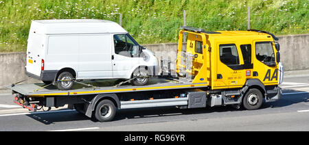 Vue d'en haut vue latérale du chariot de dépannage Renault AA Transport d'une fourgonnette blanche Ford Transit fixée par des sangles de retenue Sur l'autoroute britannique Banque D'Images