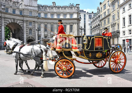 L'état du chariot tiré par des chevaux de Landau à l'Admiralty Arch avec coachman & valet en uniforme après le transport des dignitaires diplomatique London UK Banque D'Images