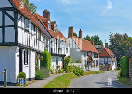 Scène de rue d'herbe point et old Black & White maisons à colombages avec pub au-delà en anglais village de East East Hagbourne Oxfordshire England UK Banque D'Images