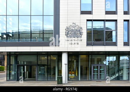 Façade avant de cour de magistrats et les tribunaux de la famille dans la construction d'audience moderne avec armoiries royales sur mur extérieur Chelmsford Essex England UK Banque D'Images