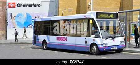 Abribus & Premier groupe seul decker bus d'Essex et de pilotes à l'extérieur de la gare de Chelmsford Titanic Marconi murale sur mur au-delà de l'Essex England UK Banque D'Images