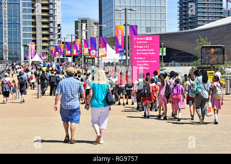 Spectateurs quitter matin session 2017 Jeux paralympiques de Londres du monde d'athlétisme du stade des Jeux Olympiques de Londres Queen Elizabeth Park Stratford UK Banque D'Images