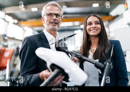 Une femme d'affaires dans l'entreprise de haute technologie, de discuter de la production de drones Banque D'Images