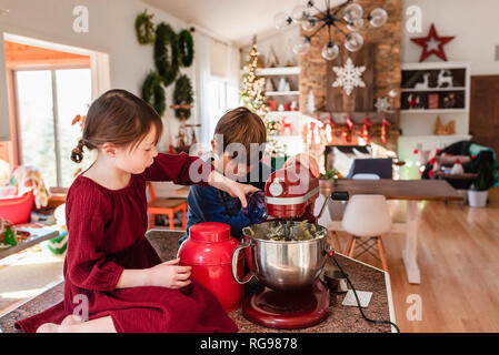 Deux enfants dans la cuisine faire un gâteau Banque D'Images