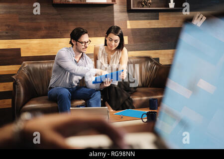 Homme et femme d'affaires au travail Réunion In Office Cafeteria Banque D'Images