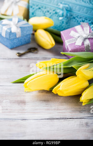 Tulipes jaunes en bleu metal box Banque D'Images