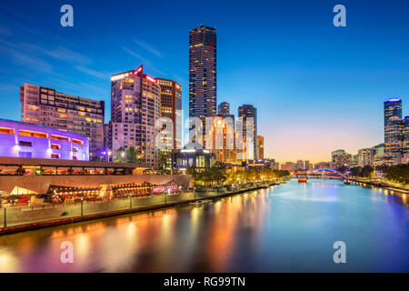 Melbourne. Image paysage urbain de Melbourne, Australie au cours bleu crépuscule heure. Banque D'Images