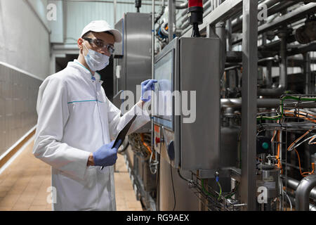 Spécialiste de la prise de notes pendant que nécessaires au comité permanent au service production de l'usine laitière Banque D'Images