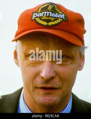 Autrichien Niki Lauda pilote de Formule 1 avec un visage endommagé après accident Banque D'Images