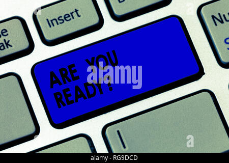 L'écriture de texte Word Vous êtes Readyquestion. Concept d'affaires pour demander s'il est déjà prêt à faire ou entendre quelque chose touche clavier l'intention de créer des comp Banque D'Images