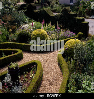 Sentiers en gravier et fort faible en couverture knot garden Banque D'Images