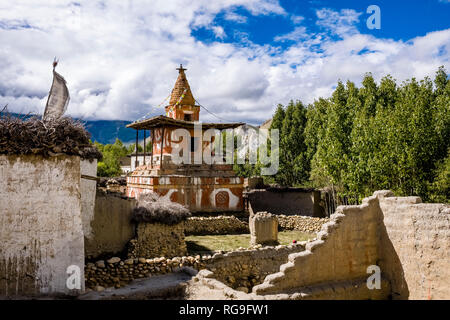 Un chorten, stupa, se trouve au centre du village, dans la région de Mustang Banque D'Images