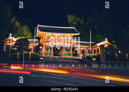 Porte principale de la Yasaka de nuit, Kyoto. Le Japon. Banque D'Images