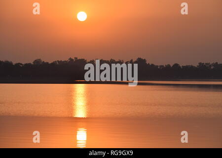 Magnifique vue sur le coucher de soleil au lac Sukhna, Chandigarh -La ville belle Banque D'Images