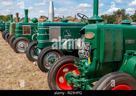 Field Marshall les tracteurs à partir des années 40 à l'affiche au démarrage 2018 Club Poignée Show de l'été, Norfolk, Royaume-Uni. Banque D'Images