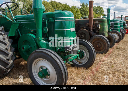 Field Marshall les tracteurs à partir des années 40 à l'affiche au démarrage 2018 Club Poignée Show de l'été, Norfolk, Royaume-Uni. Banque D'Images