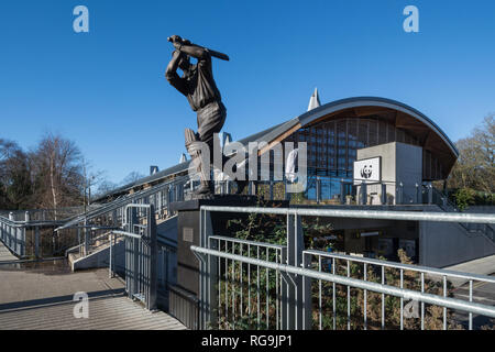 Le Living Planet Center, siège de la World Wildlife Fund (WWF) à Woking, Surrey, UK, avec la statue de cricketer Eric Bedser Banque D'Images