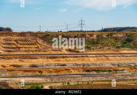 Vue de la lisière d'une zone d'exploitation du lignite à l'aide de tapis roulants, les roues de l'énergie éolienne en arrière-plan, Etzweiler lignite rhénan, zone d'exploitation minière Banque D'Images