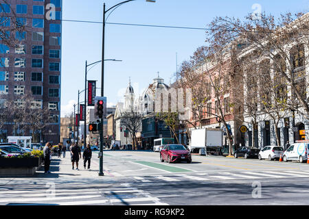 21 février 2018 San Jose / CA / USA - Street dans le centre-ville de San Jose sur une journée ensoleillée, Silicon Valley Banque D'Images