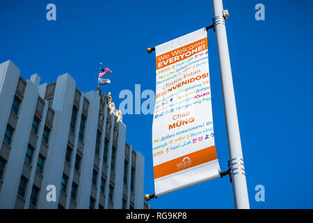 21 février 2018 San Jose / CA / USA - des banderoles portant le message 'Nous nous félicitons de tout le monde' dans différentes langues affichées sur le côté de la route ; San Jo Banque D'Images