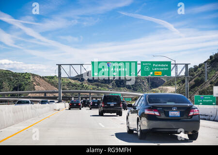 Le 15 mars 2018 Los Angeles / CA / USA - Conduite sur l'autoroute en Californie du sud Banque D'Images