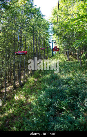 Téléphérique dans les montagnes de l'Abetone, Gomito mountain, Pistoia, Toscane, Italie, en été Banque D'Images