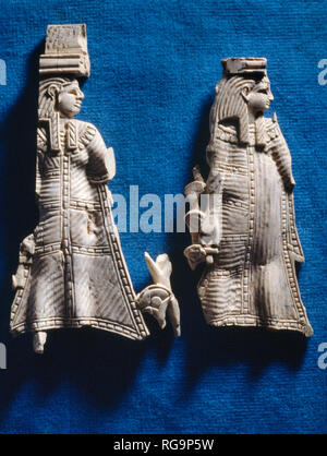 Les femmes phénicien : Nimrud ivoire provenant de prix SW37 Fort Salmanazar au sein de la ville assyrienne de Nimrud, Iraq, photographiés dans le Musée iraquien de Bagdad, Banque D'Images