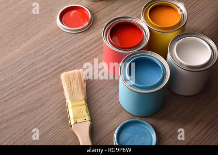 Peinture assortiment et leurs couvercles et pinceau sur table en bois. Vue d'en haut. Composition horizontale. Banque D'Images