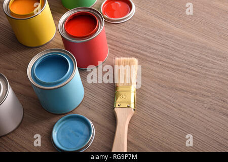 Peinture assortiment et leurs couvercles et pinceau sur table en bois. Top View. Composition horizontale. Banque D'Images