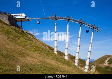 Téléphérique dans les montagnes de l'Abetone, Gomito mountain, Pistoia, Toscane, Italie, en été Banque D'Images