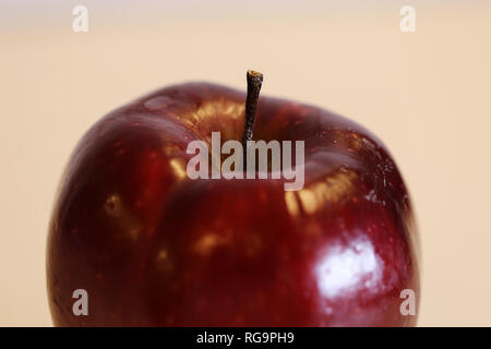 Macro photo d'une pomme Red Delicious. Gros plan magnifique montre les détails de ce fruit. Image couleur. Banque D'Images