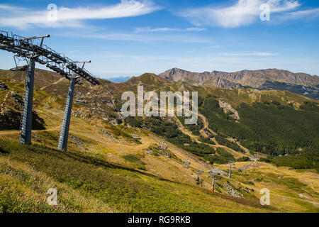 Téléphérique dans les montagnes de l'Abetone, Gomito mountain, Pistoia, Toscane, Italie, en été Banque D'Images