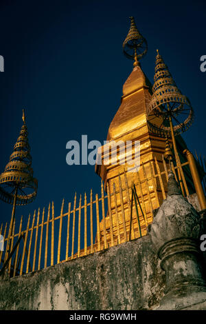 Haut de Luang Prabang. Le Mont Phousi avec la lumière du soleil frappant le temple. De Monde au coucher du soleil. Banque D'Images