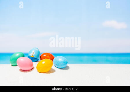 Pâques sur fond de plage tropicale. Des œufs sur le sable blanc. Locations et travel concept au printemps Banque D'Images