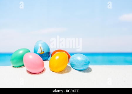 Pâques sur fond de plage tropicale. Des œufs sur le sable blanc. Locations et travel concept au printemps Banque D'Images