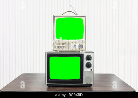 Deux vintage la télévision sur table ancienne avec chroma key écrans verts. Banque D'Images