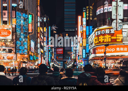 Tokyo, Japon - Jan 11, 2019 : voiture bondée de personnes et le trafic au niveau de Kabukicho, animation de la vie nocturne et de la zone quartier rouge à Shinjuku Tokyo Banque D'Images