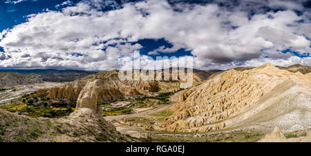 Vue Aérienne Vue panoramique sur le village et alentours agricoles avec les champs d'orge et de sarrasin dans le paysage désertique Upper Mustang Banque D'Images