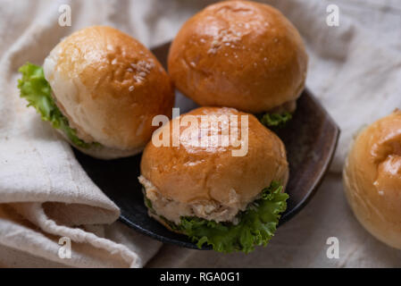 Salade de thon mini burger Banque D'Images