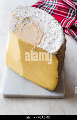 Morceau de fromage Kashar vieux turc sur surface en marbre. L'alimentation biologique. Banque D'Images