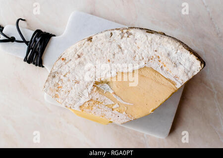 Morceau de fromage Kashar vieux turc sur surface en marbre. L'alimentation biologique. Banque D'Images