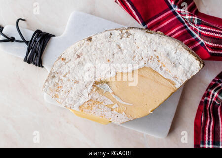 Morceau de fromage Kashar vieux turc sur surface en marbre. L'alimentation biologique. Banque D'Images