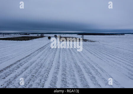 Vue de drone harfang hiver jour nuageux au cours de terres agricoles Banque D'Images