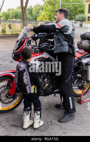 Père et fils se préparer pour un voyage en moto Banque D'Images