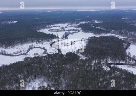 Vue de l'hiver de drones et des forêts au cours de la rivière courbe jour nuageux Banque D'Images