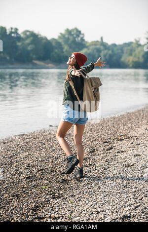 Jeune femme insouciante marchant au bord du fleuve Banque D'Images