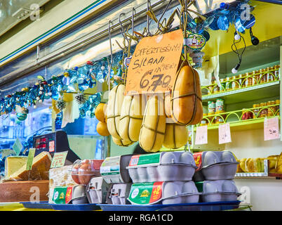 Turin, Italie - le 30 décembre 2018. Fromage Provola Silana à vendre dans une stalle de Madama Cristina marché. Turin, Piémont, Italie. Banque D'Images