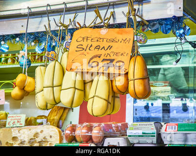 Turin, Italie - le 30 décembre 2018. Fromage Provola Silana à vendre dans une stalle de Madama Cristina marché. Turin, Piémont, Italie. Banque D'Images