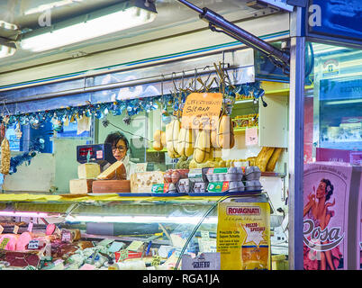 Turin, Italie - le 30 décembre 2018. Fromage Provola Silana à vendre dans une stalle de Madama Cristina marché. Turin, Piémont, Italie. Banque D'Images